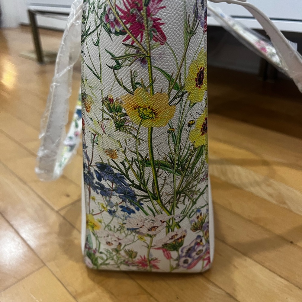 🆕Betsey Johnson Elegant White Tote Bag with Gold Chain Accent - Picture 6 of 10